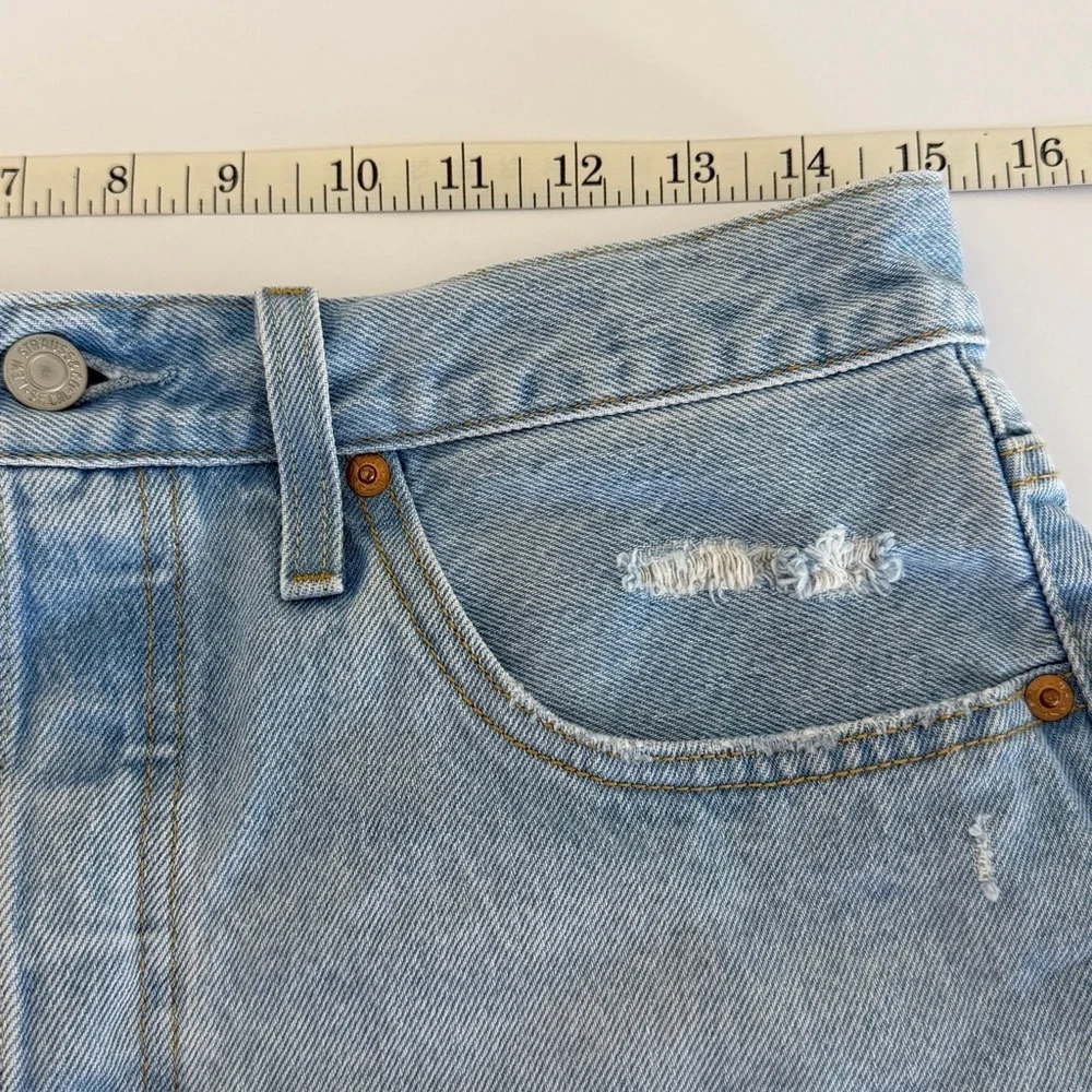 Levi's 501 Women's Cut-Off Denim Shorts Light Wash Button Fly Size 30 - Picture 8 of 8